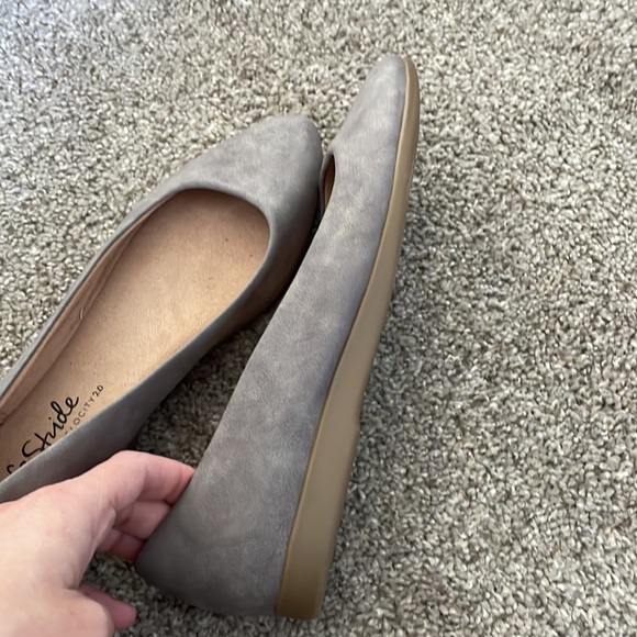 Suede Grayish pointed toe flats - Picture 5 of 5
